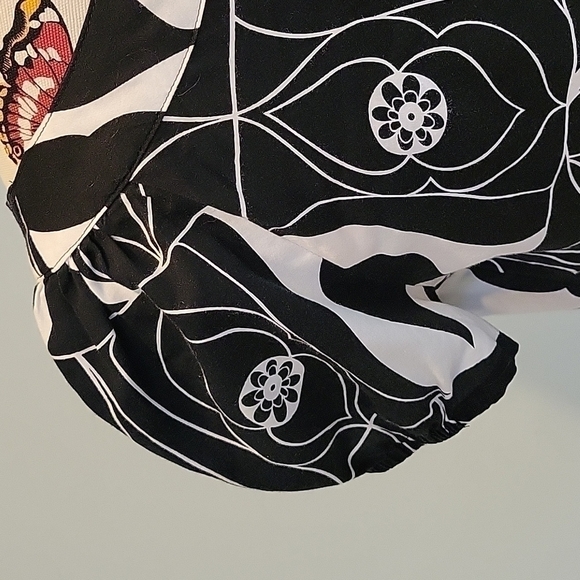 Apt. 9 Black And White Short Sleeved Top. Scooped Neck Size Medium - Picture 4 of 6